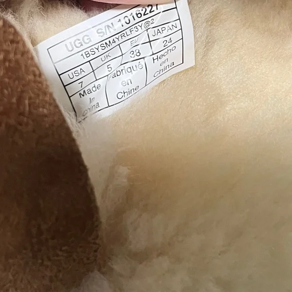 USED** UGG. 7 Bailey Button Triplet II Tall Sheepskin Wool Boots in Chestnut - Picture 11 of 11